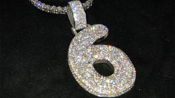 Lil Wayne buys Drake a diamond 6 chain by Eliantte