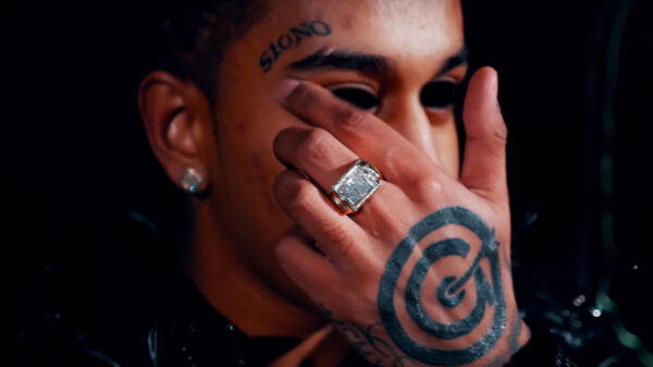 Tizzy Stackz in the Projects video