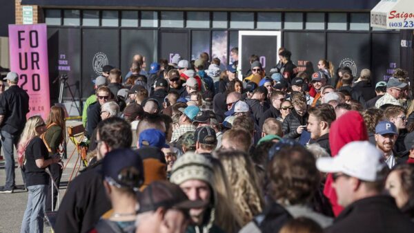 People line up to purchase legal cannabis in Calgary on Oct. 17, 2018 (Photo: THE CANADIAN PRESS/Jeff McIntosh)