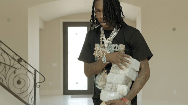 Polo G holdin stacks of cash