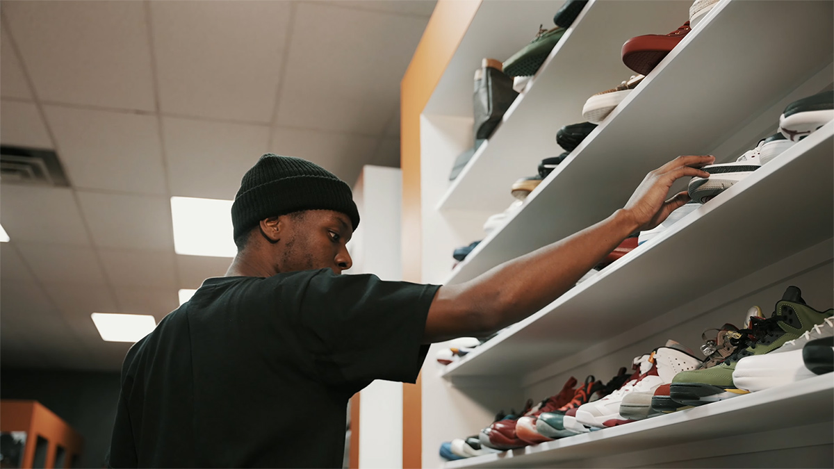 Slim Dinero browsing a shoe store
