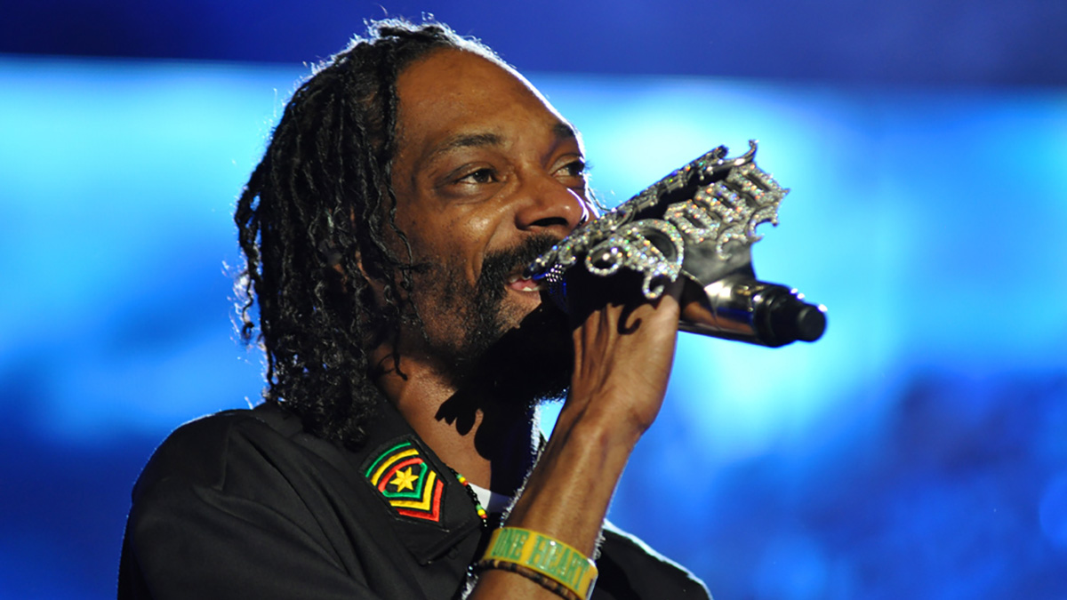 A man holds a diamond encrusted microphone Snoop Dogg (Photo: Jason Persse/CC-BY-SA-2.0)