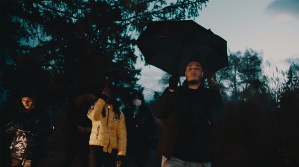Scene from the NO EMOTIONS music video by 6PERSIA
