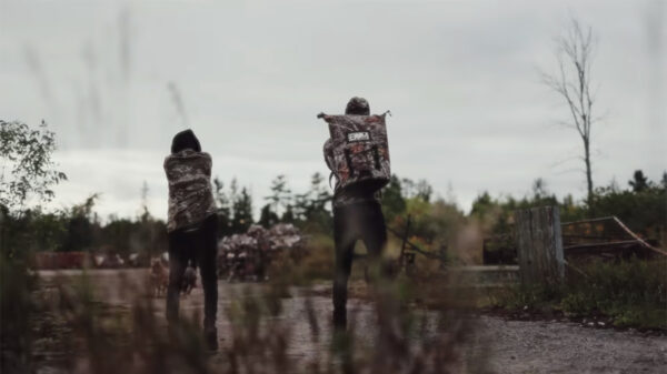 Scene from the L4birinto music video To The Grave.