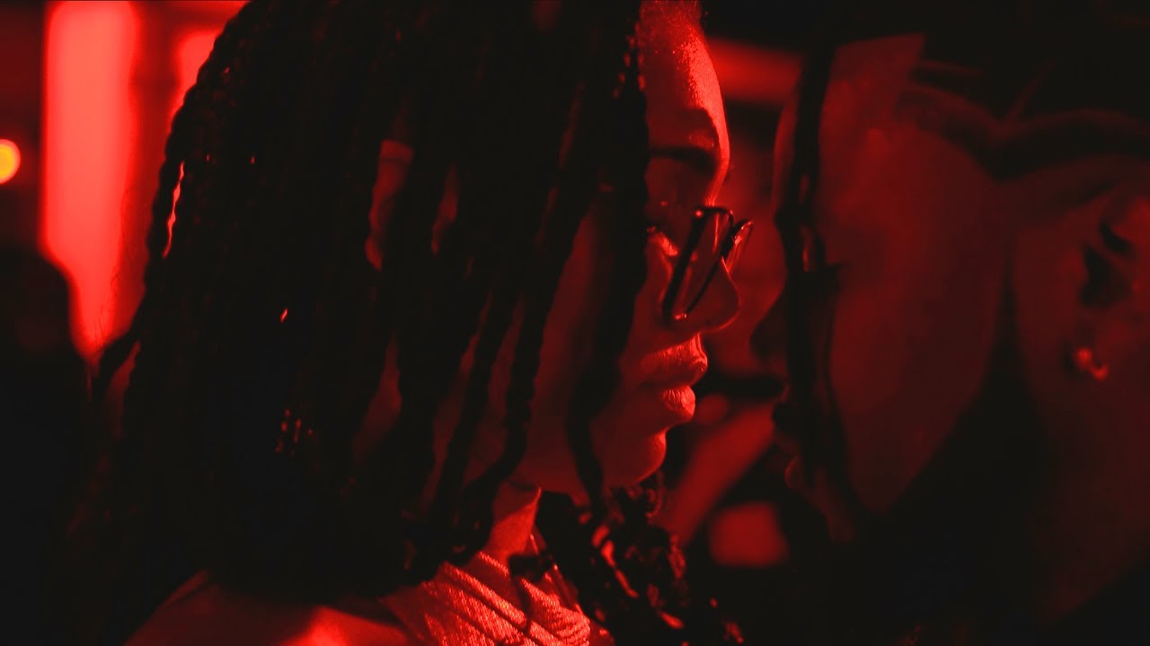 Scene from the Ou Fem Damou music video by DAN-P