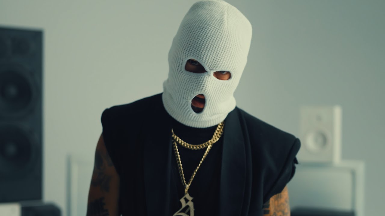 Scene from the Nouvelle Vie music video by Souldia